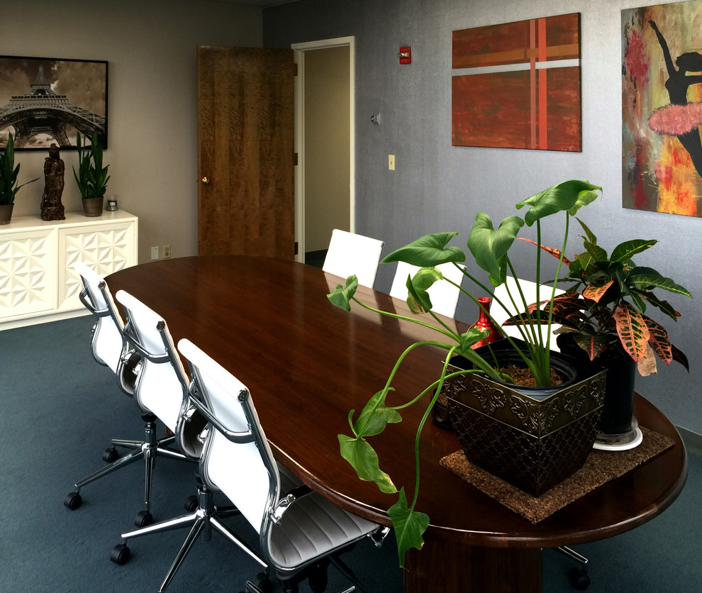 Cette image montre un grand bureau vintage de type studio avec un mur gris et moquette.