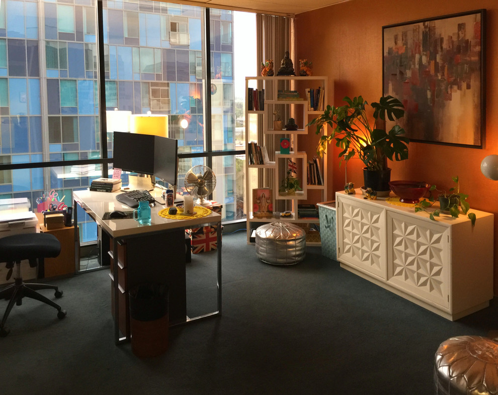 Esempio di un grande atelier minimalista con pareti arancioni e moquette