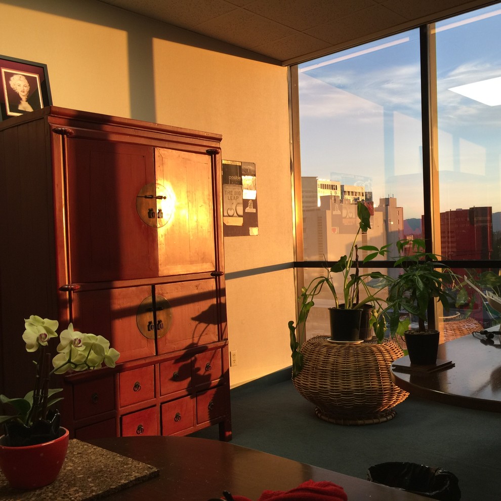 Ejemplo de despacho asiático grande con paredes beige, moqueta, escritorio independiente y suelo azul
