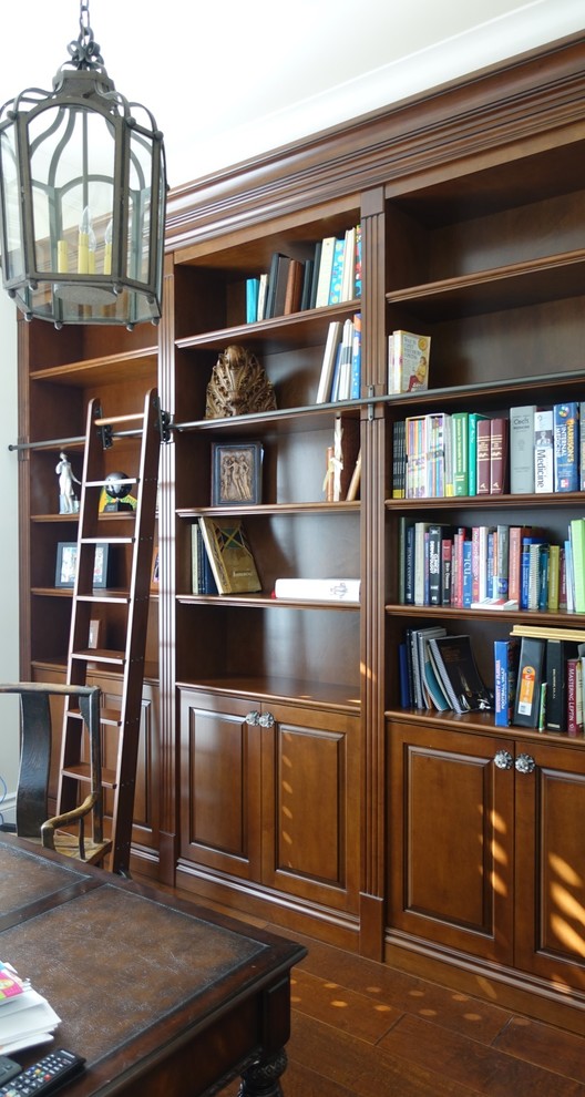 Kleines Klassisches Lesezimmer mit beiger Wandfarbe, braunem Holzboden und freistehendem Schreibtisch in Miami