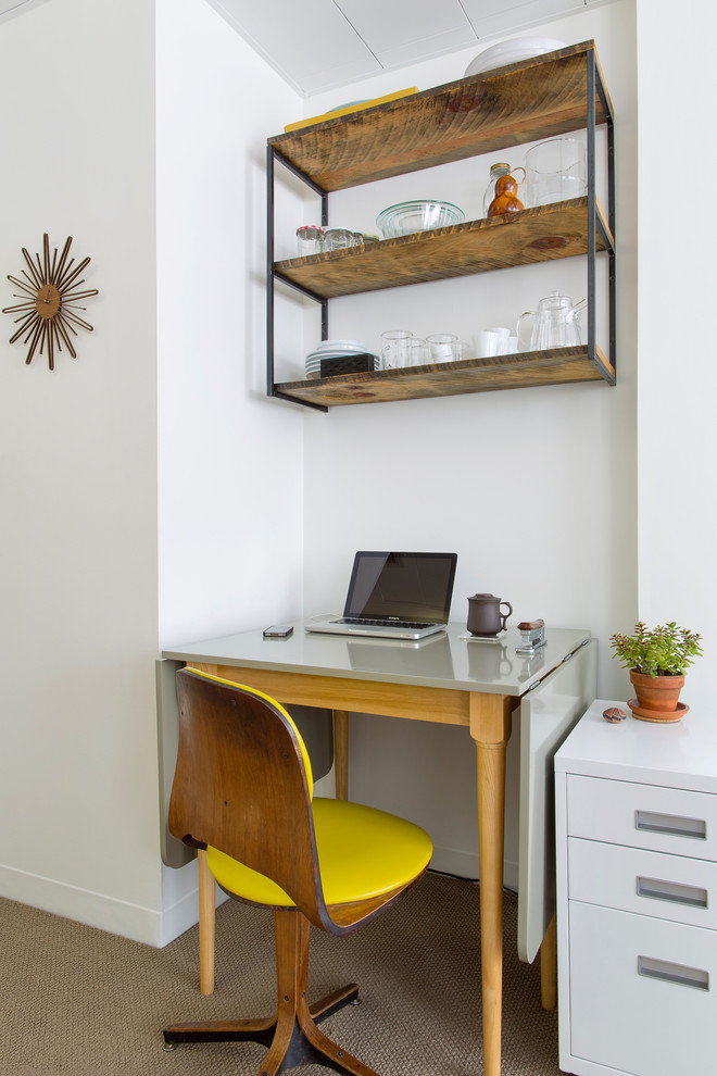 Idéer för funkis arbetsrum, med vita väggar, heltäckningsmatta och ett fristående skrivbord