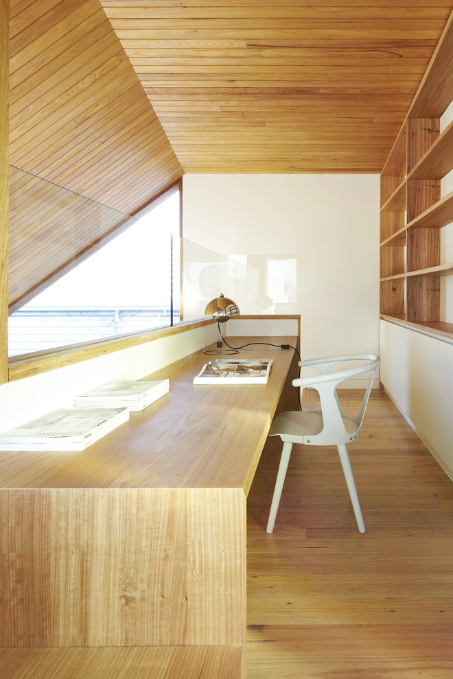 Mittelgroßes Modernes Arbeitszimmer mit weißer Wandfarbe, hellem Holzboden und Einbau-Schreibtisch in Melbourne