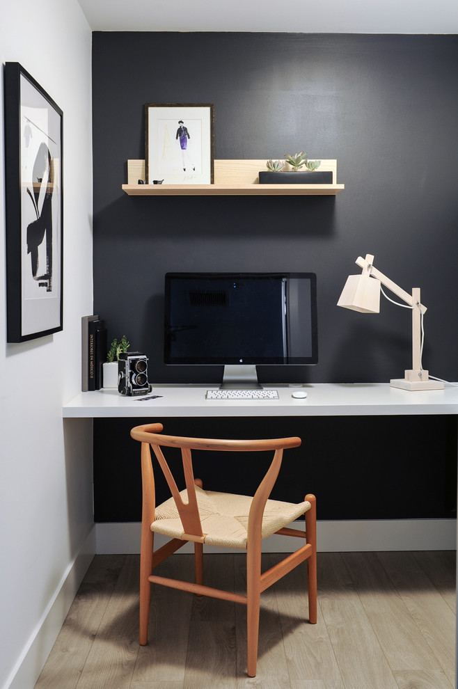 Idée de décoration pour un petit bureau nordique avec un mur blanc et parquet clair.