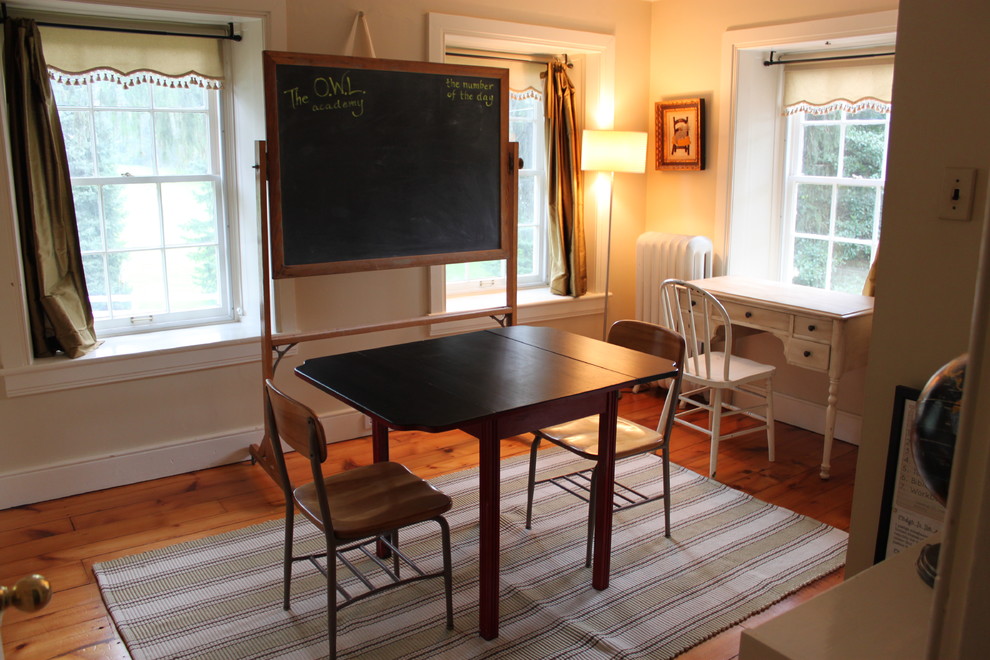 Immagine di uno studio country con pareti beige, pavimento in legno massello medio e scrivania autoportante