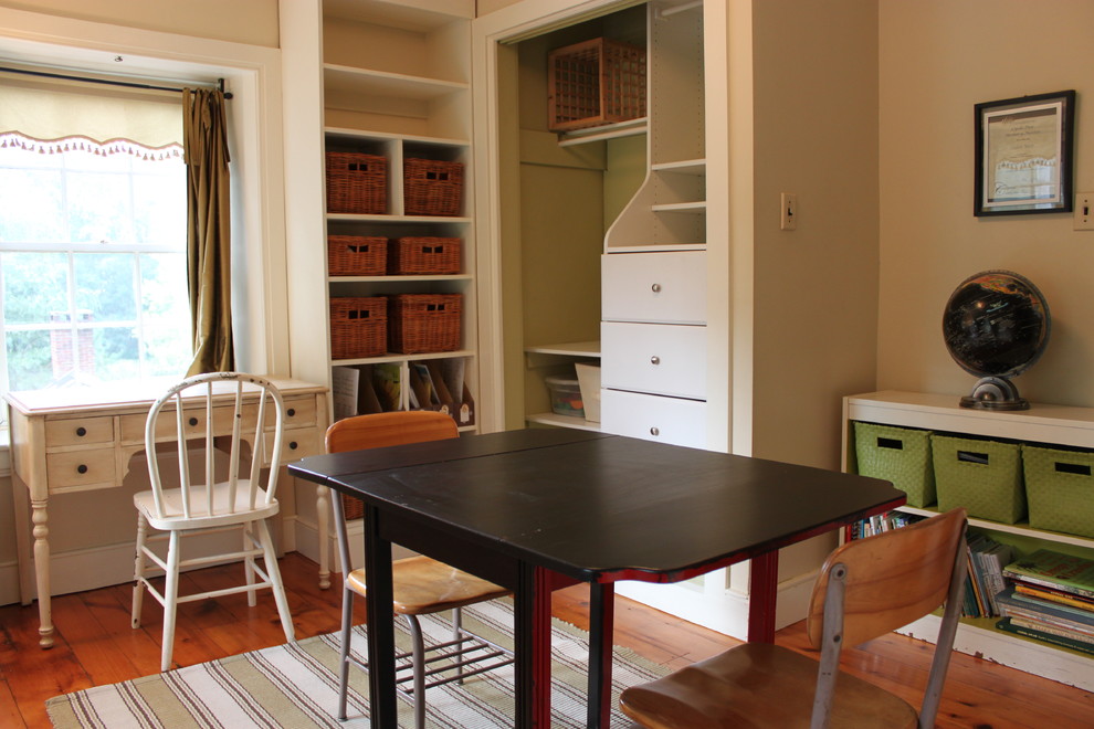Foto di uno studio country con pareti beige, pavimento in legno massello medio e scrivania autoportante