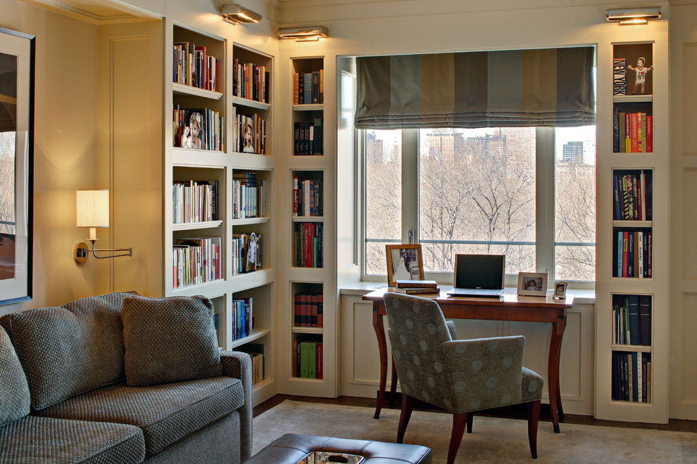 Cette image montre un bureau traditionnel de taille moyenne avec un mur beige, un bureau indépendant, moquette et aucune cheminée.