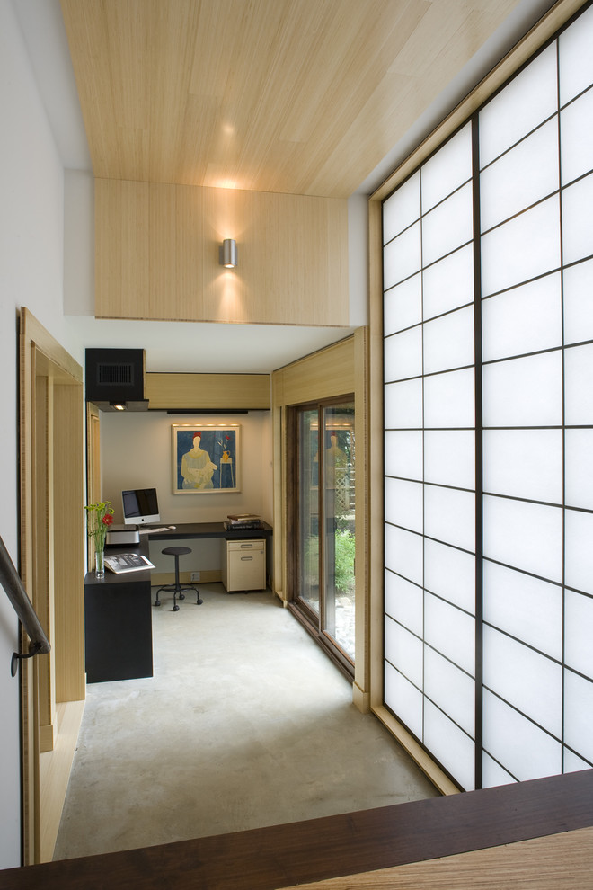 Idéer för ett asiatiskt arbetsrum, med betonggolv