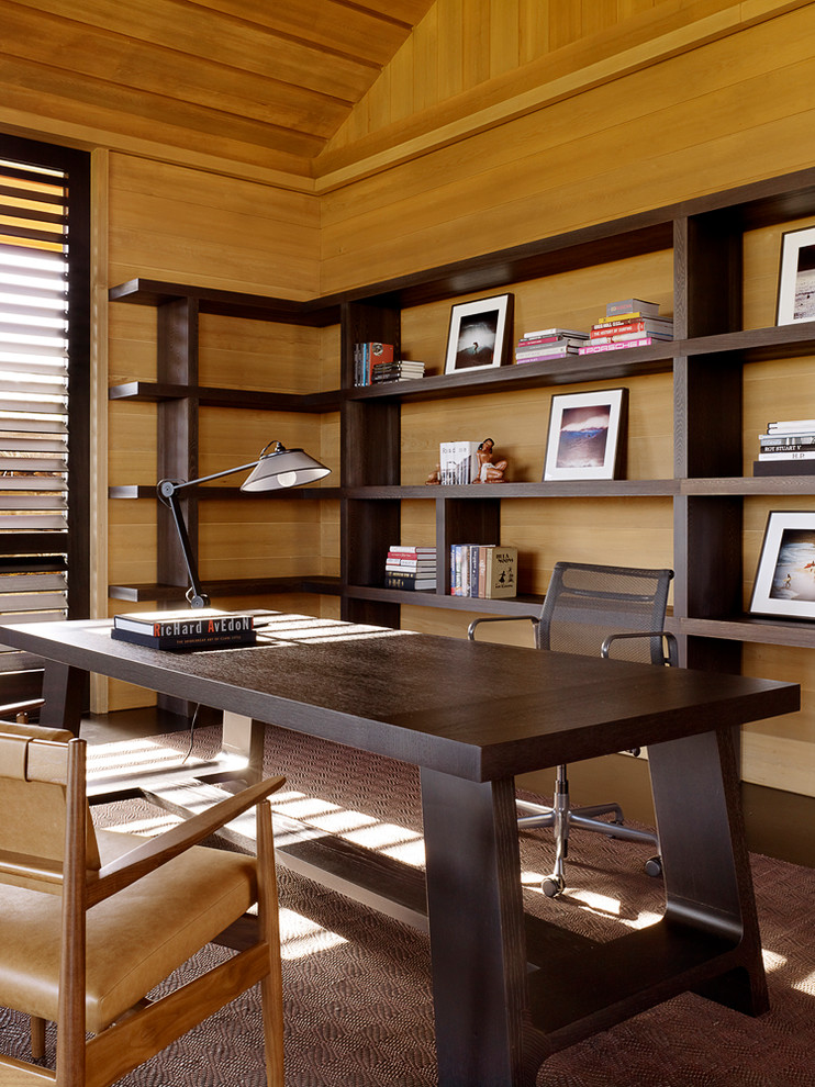 Пример оригинального дизайна: кабинет в современном стиле с ковровым покрытием и отдельно стоящим рабочим столом