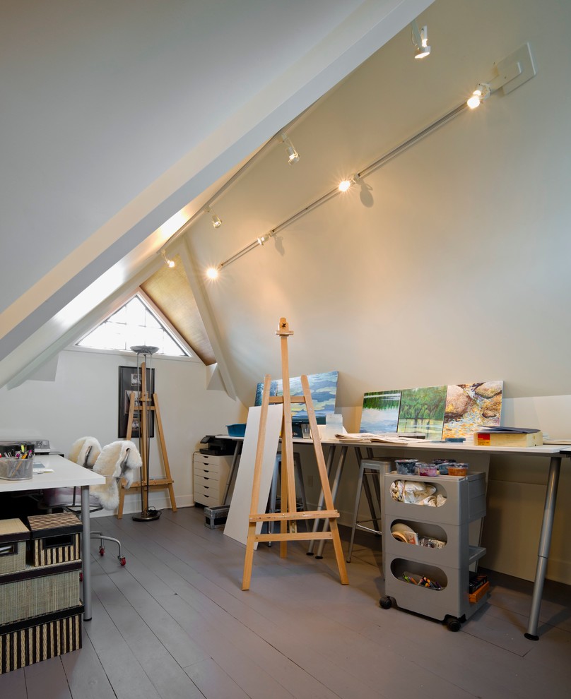 Idee per una stanza da lavoro contemporanea di medie dimensioni con pareti bianche, pavimento in legno verniciato e scrivania autoportante