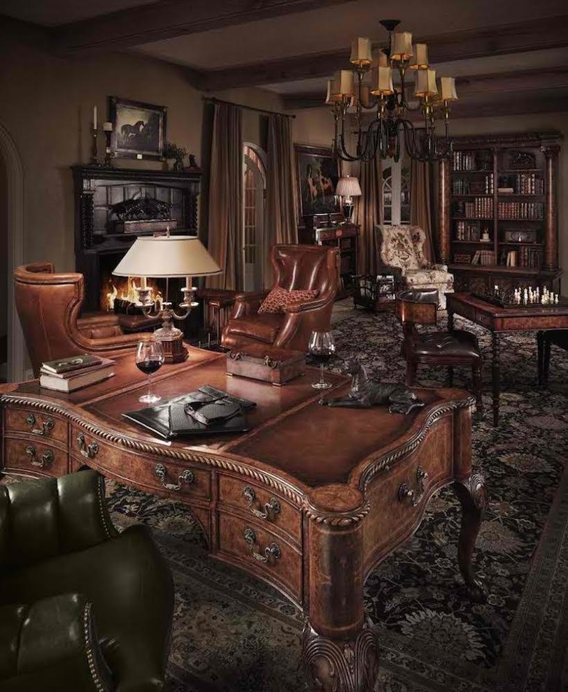 ダラスにあるお手頃価格の中くらいなトラディショナルスタイルのおしゃれな書斎 (ベージュの壁、標準型暖炉、木材の暖炉まわり、自立型机、ベージュの床) の写真