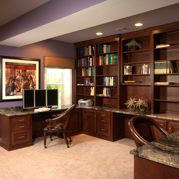 Modelo de despacho tradicional de tamaño medio con paredes púrpuras, moqueta, escritorio empotrado y suelo blanco