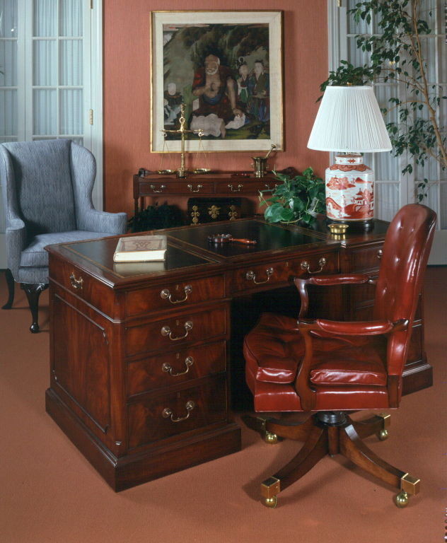 Diseño de despacho clásico de tamaño medio sin chimenea con parades naranjas, suelo vinílico, escritorio independiente y suelo naranja