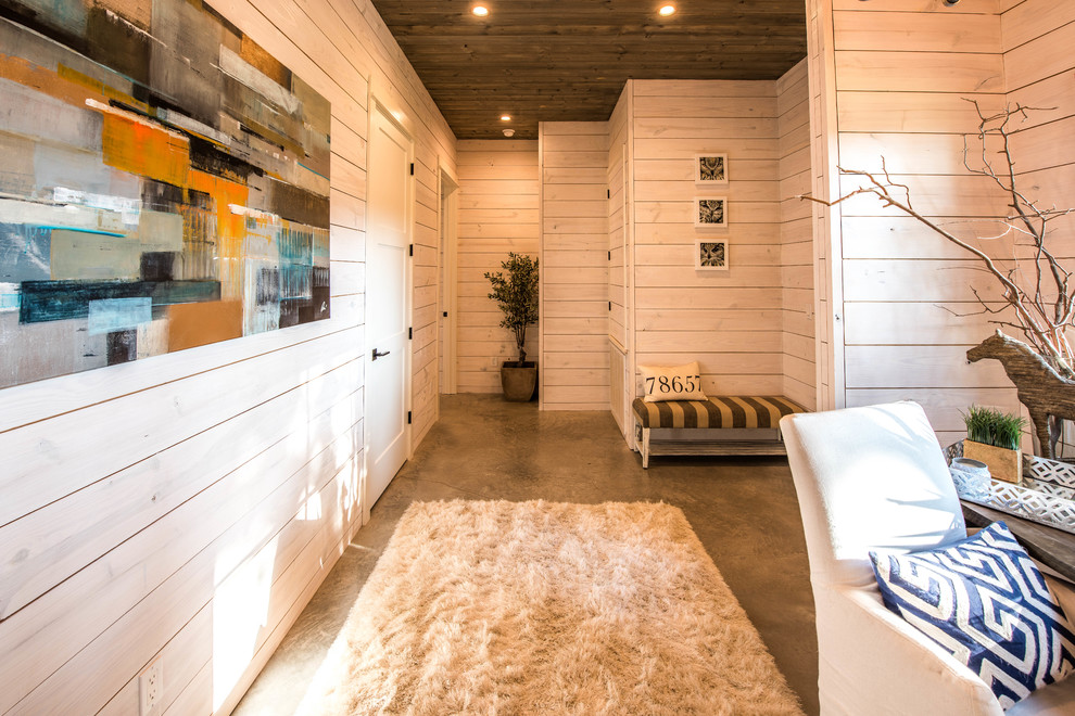 На фото: кабинет в стиле кантри с белыми стенами и бетонным полом