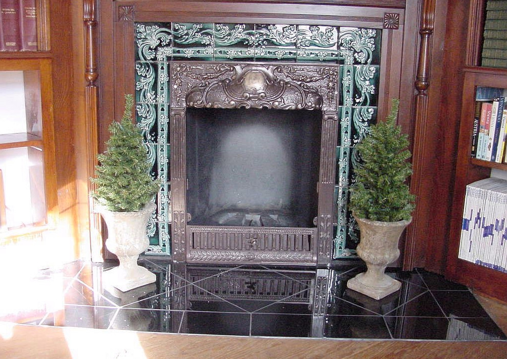 カンザスシティにあるラグジュアリーな小さなトラディショナルスタイルのおしゃれなホームオフィス・書斎 (ライブラリー、茶色い壁、標準型暖炉、木材の暖炉まわり、茶色い床) の写真