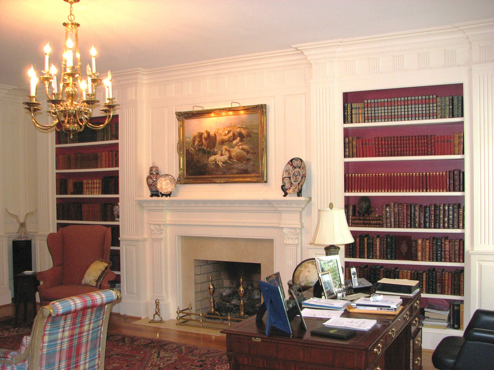 Cette image montre un bureau traditionnel de taille moyenne avec un mur blanc, un sol en bois brun, une cheminée standard, un manteau de cheminée en carrelage et un bureau indépendant.