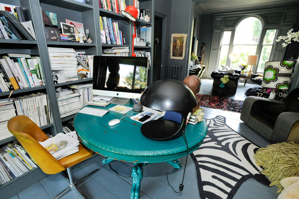 ロンドンにあるエクレクティックスタイルのおしゃれなホームオフィス・書斎の写真