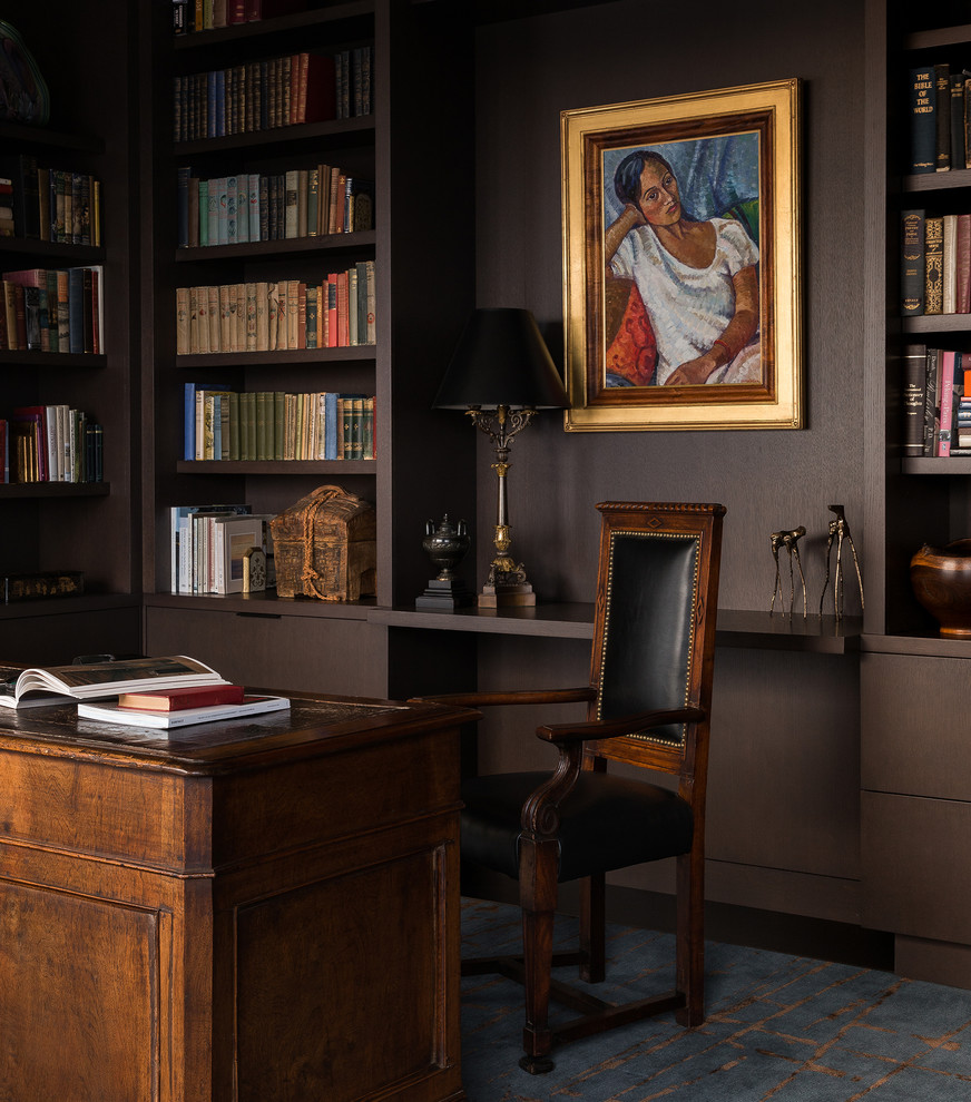 На фото: домашняя библиотека в современном стиле с коричневыми стенами, ковровым покрытием, отдельно стоящим рабочим столом и разноцветным полом