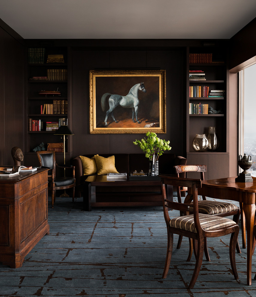 Idee per uno studio contemporaneo con libreria, pareti marroni, moquette, scrivania autoportante e pavimento blu