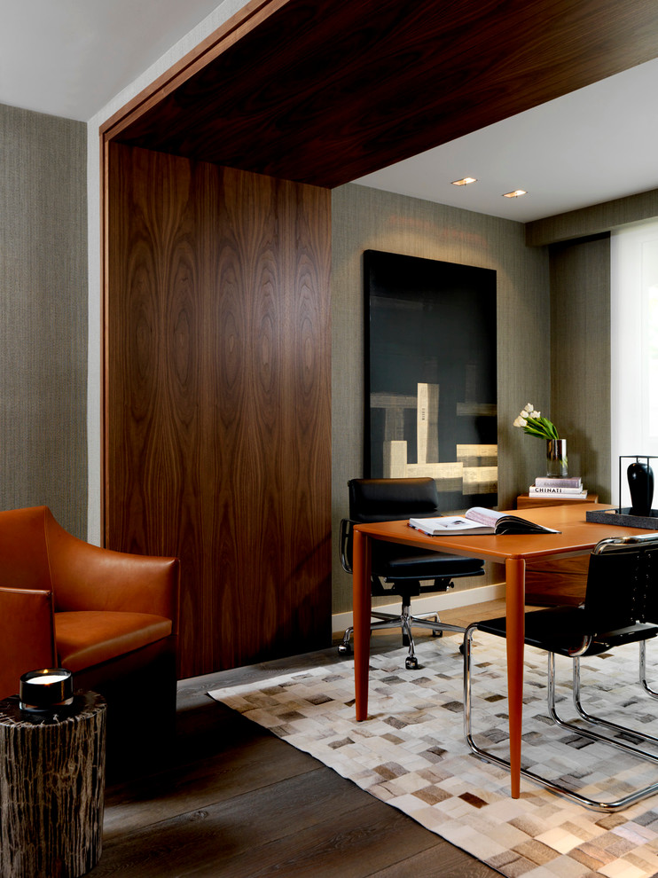 Imagen de despacho actual con paredes grises, suelo de madera oscura y escritorio independiente