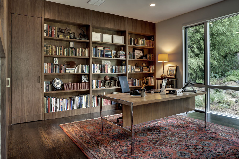 Пример оригинального дизайна: кабинет в современном стиле с серыми стенами, темным паркетным полом и отдельно стоящим рабочим столом