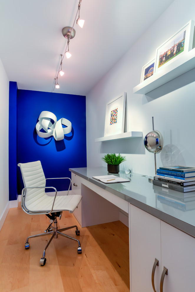 Idée de décoration pour un petit bureau tradition avec un mur bleu, parquet clair et un bureau indépendant.