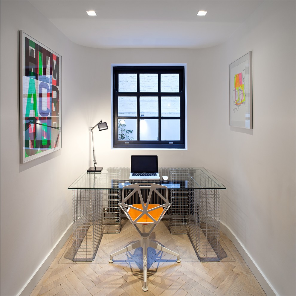 Kleines Modernes Arbeitszimmer mit Arbeitsplatz, weißer Wandfarbe, hellem Holzboden und freistehendem Schreibtisch in London