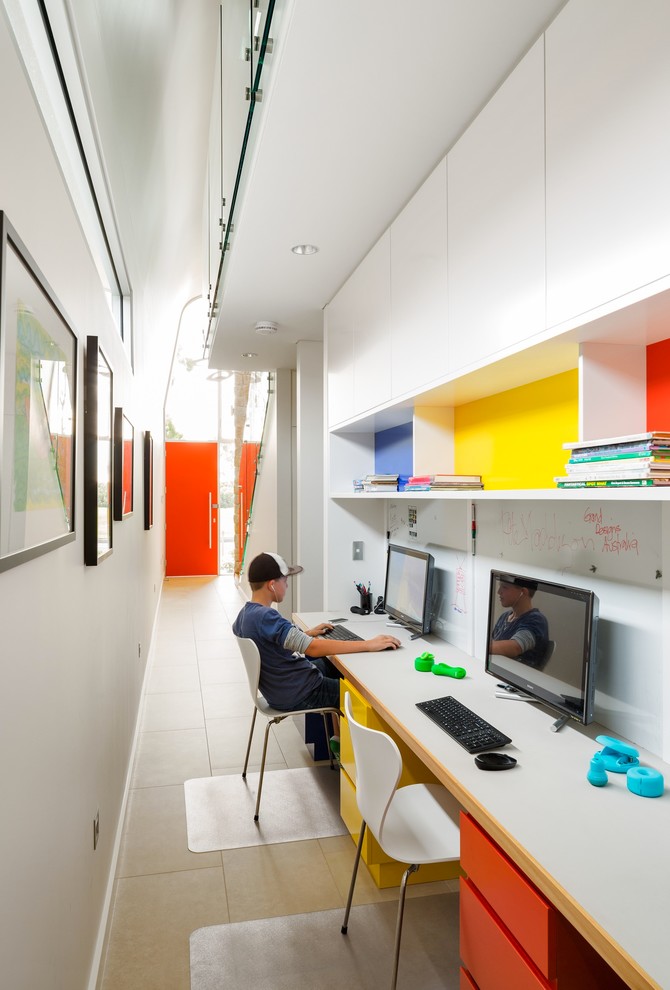 Modernes Arbeitszimmer mit weißer Wandfarbe und Keramikboden in Sydney