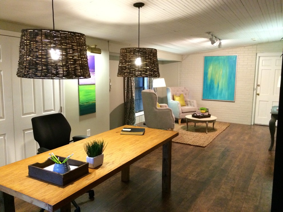 Kleines Klassisches Arbeitszimmer ohne Kamin mit beiger Wandfarbe, dunklem Holzboden und freistehendem Schreibtisch in Phoenix
