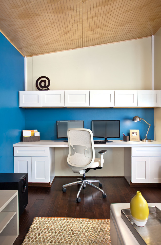 Mittelgroßes Modernes Arbeitszimmer ohne Kamin mit Studio, beiger Wandfarbe, dunklem Holzboden und Einbau-Schreibtisch in Phoenix