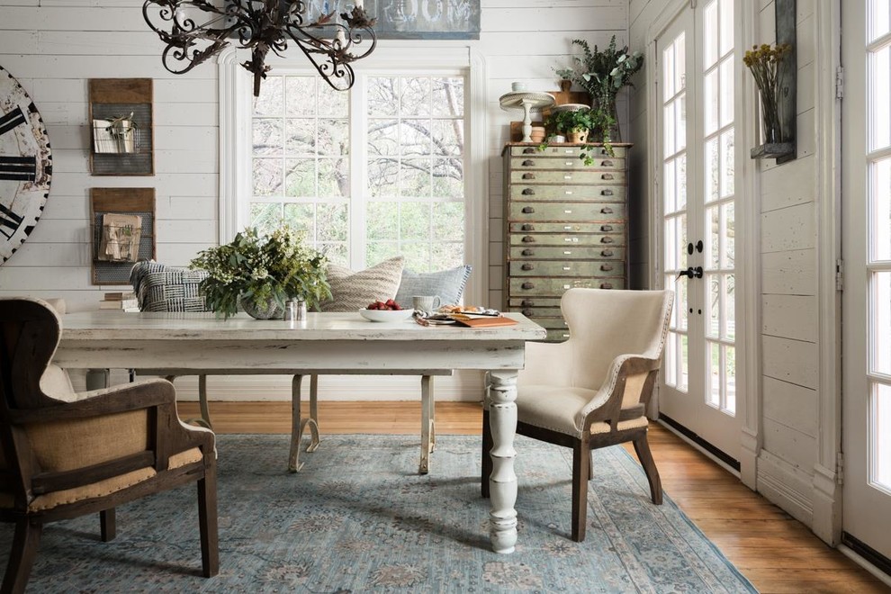 Imagen de despacho romántico con paredes blancas, suelo de madera en tonos medios y escritorio independiente