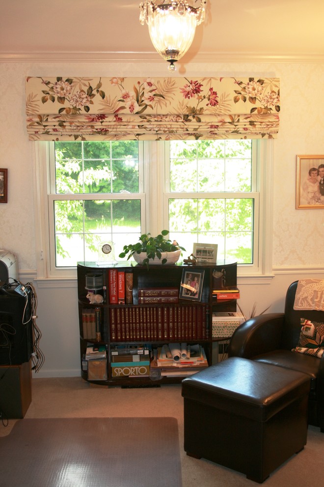 На фото: кабинет среднего размера в классическом стиле с ковровым покрытием, белыми стенами и бежевым полом