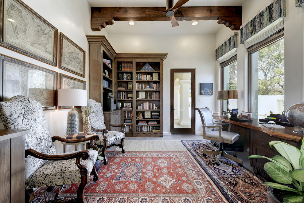 オースティンにあるサンタフェスタイルのおしゃれな書斎 (白い壁、無垢フローリング、自立型机、グレーの床) の写真