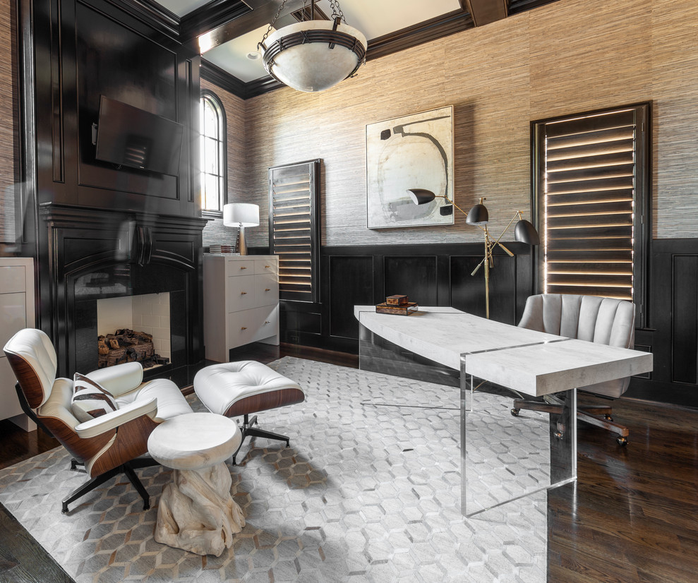 Ejemplo de despacho clásico renovado con paredes marrones, suelo de madera oscura, todas las chimeneas, escritorio independiente, casetón y boiserie