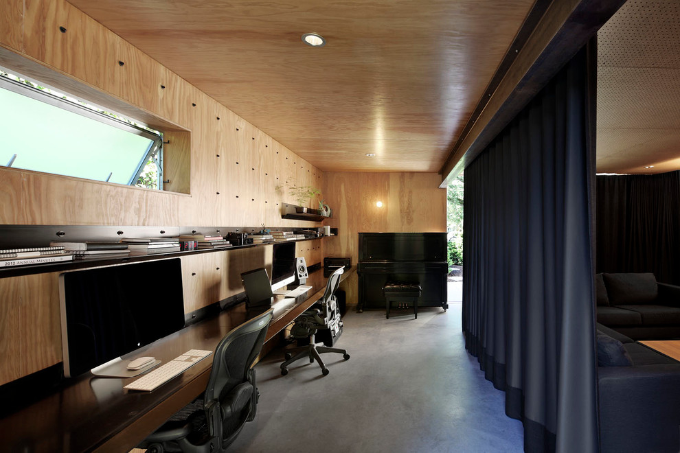 Idéer för mellanstora funkis arbetsrum, med betonggolv, ett inbyggt skrivbord, grått golv och beige väggar