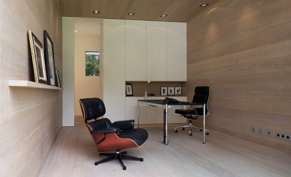 Idee per un ufficio scandinavo con parquet chiaro, nessun camino e scrivania autoportante