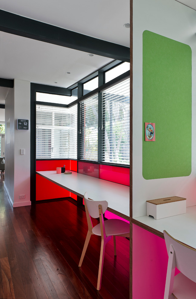 Modernes Arbeitszimmer mit weißer Wandfarbe, dunklem Holzboden und Einbau-Schreibtisch in Perth