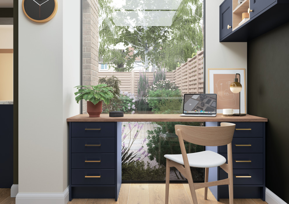 Kleines Klassisches Arbeitszimmer mit Arbeitsplatz, weißer Wandfarbe, Laminat und Einbau-Schreibtisch in Sonstige