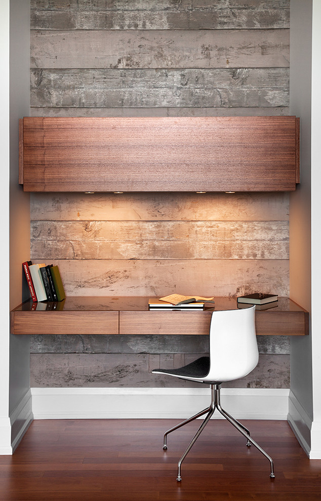 Idee per un ufficio minimalista di medie dimensioni con pareti marroni, parquet scuro e scrivania incassata