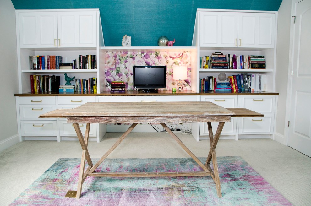 Cette photo montre un grand bureau chic avec une bibliothèque ou un coin lecture, un mur beige, moquette, aucune cheminée, un bureau intégré et un sol beige.