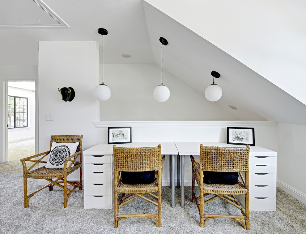 Esempio di uno studio contemporaneo con pareti bianche, moquette, scrivania autoportante e pavimento grigio