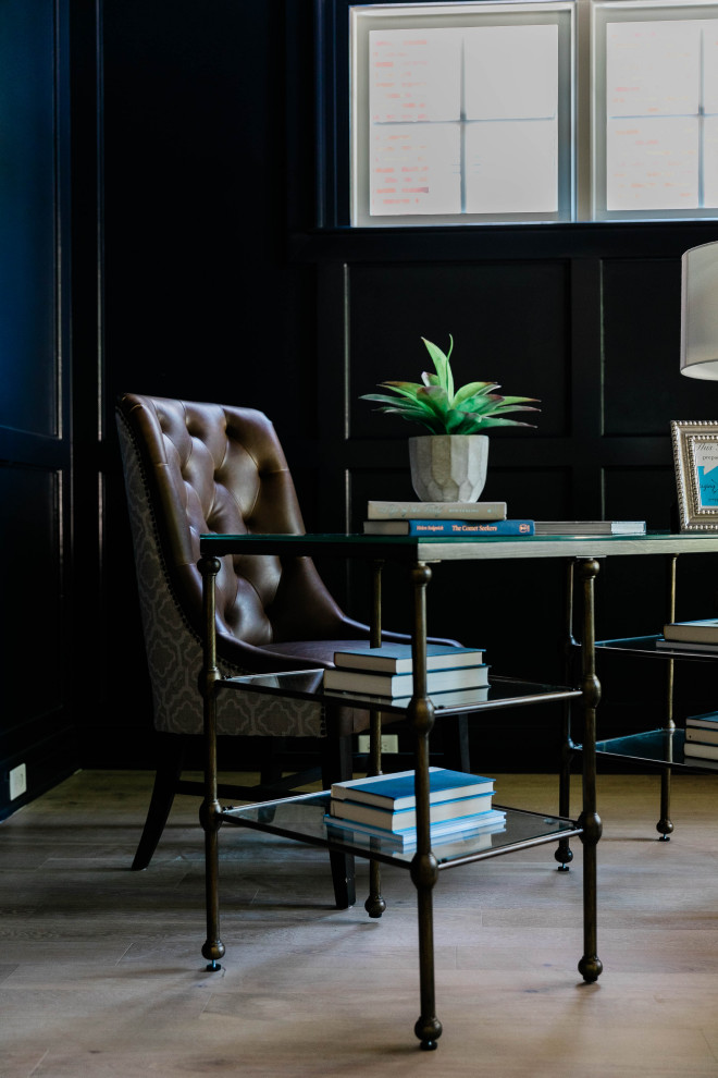 Imagen de despacho clásico renovado de tamaño medio con paredes azules, suelo de madera clara, suelo beige y boiserie