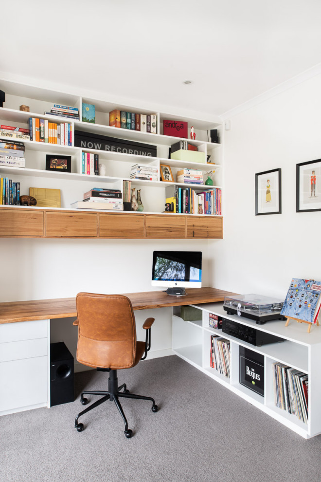 Diseño de despacho contemporáneo de tamaño medio sin chimenea con paredes blancas, moqueta, escritorio empotrado y suelo gris