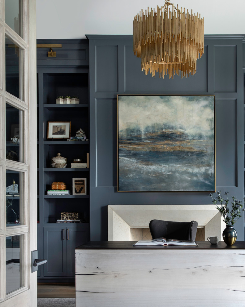 Aménagement d'un très grand bureau contemporain avec un mur bleu, un sol en bois brun, une cheminée standard, un manteau de cheminée en pierre, un bureau indépendant et un sol marron.