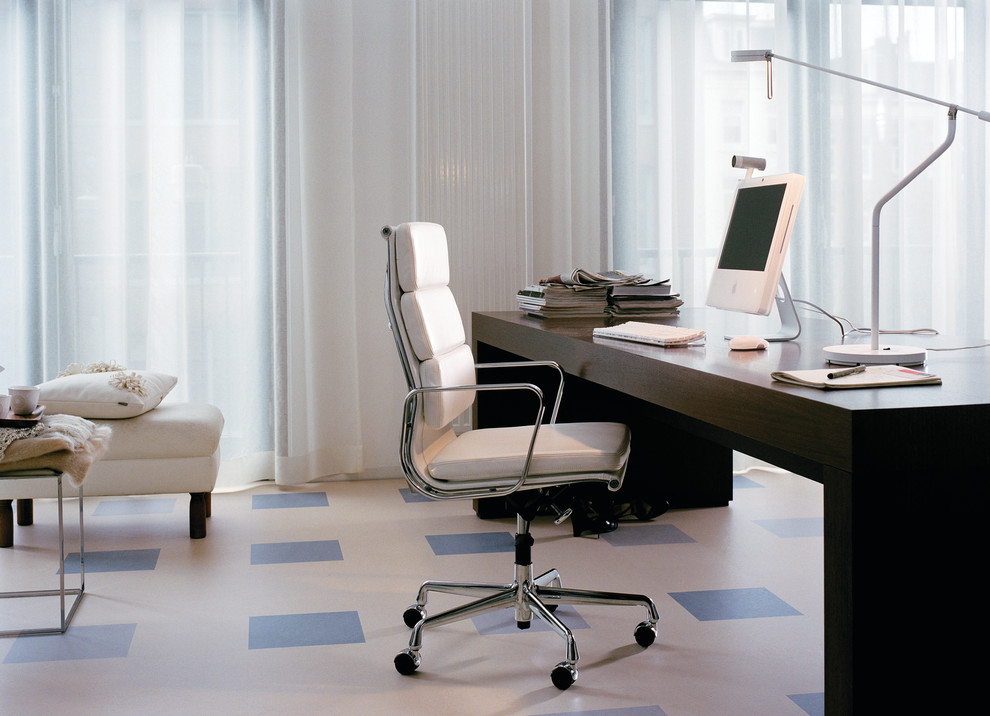 Mittelgroßes Modernes Arbeitszimmer ohne Kamin mit weißer Wandfarbe, Linoleum und freistehendem Schreibtisch in Chicago