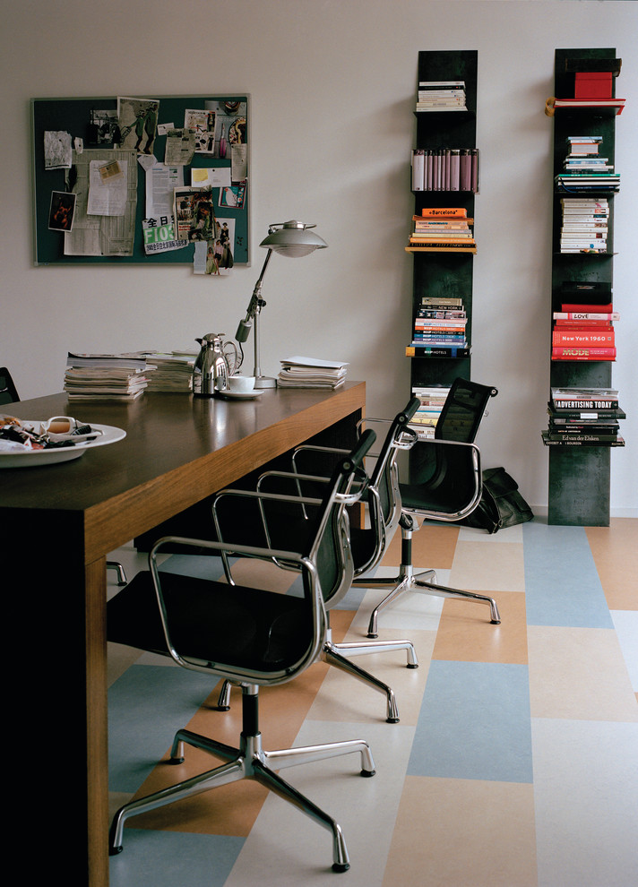 Mittelgroßes Modernes Arbeitszimmer ohne Kamin mit weißer Wandfarbe, Linoleum und freistehendem Schreibtisch in Chicago