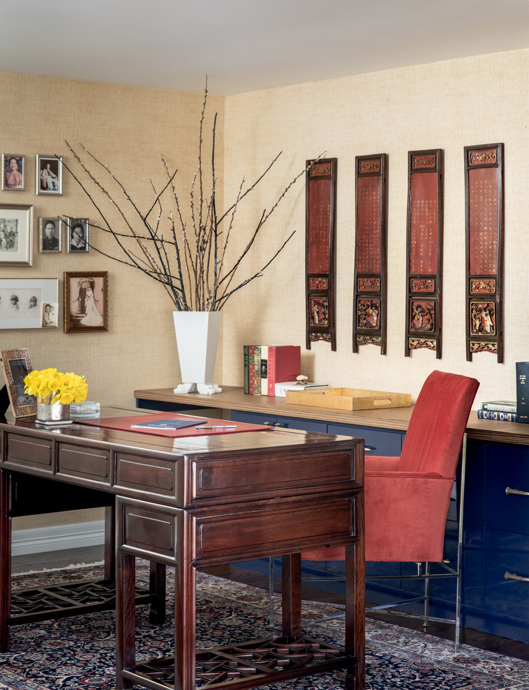 Ejemplo de despacho asiático de tamaño medio con paredes beige, suelo de madera oscura, escritorio independiente y suelo marrón