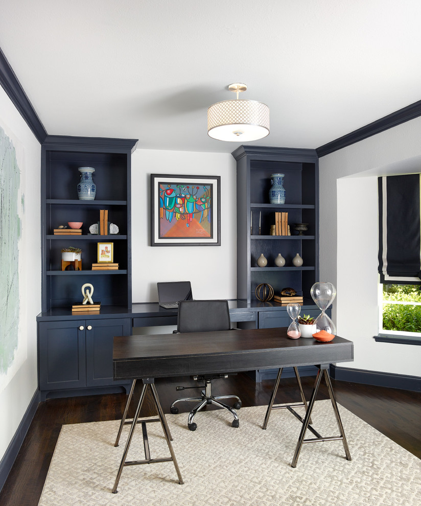 Imagen de despacho tradicional renovado de tamaño medio sin chimenea con paredes blancas, suelo de madera oscura, escritorio independiente y suelo marrón
