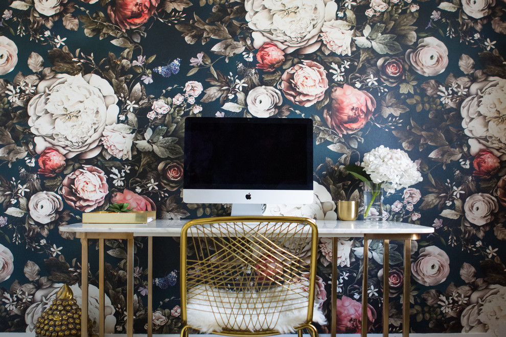 トロントにある中くらいなコンテンポラリースタイルのおしゃれな書斎 (マルチカラーの壁、自立型机) の写真