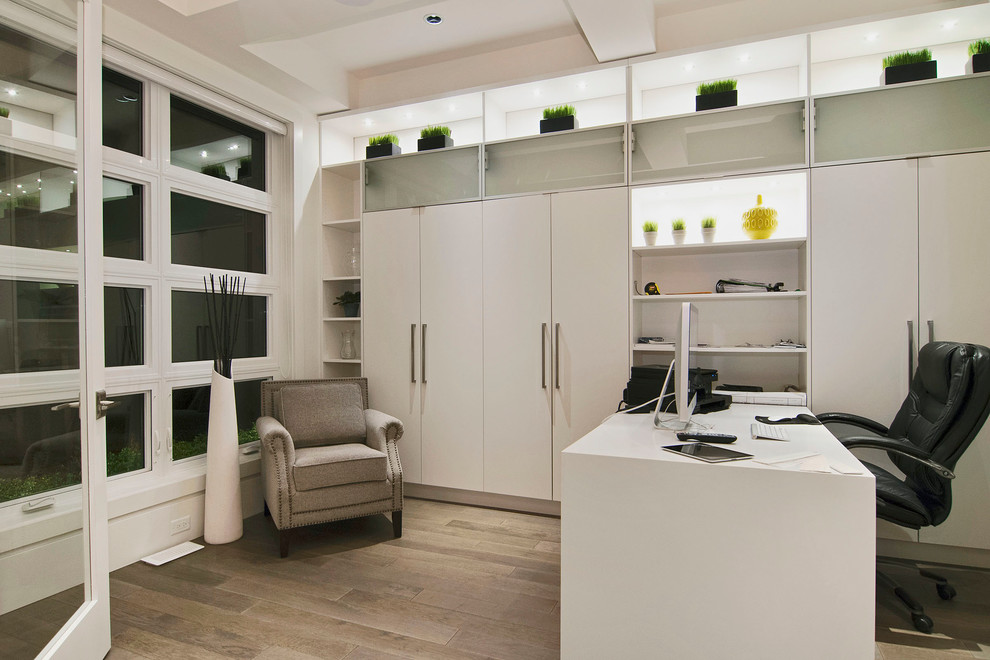 バンクーバーにあるコンテンポラリースタイルのおしゃれなホームオフィス・書斎 (白い壁、暖炉なし、自立型机) の写真
