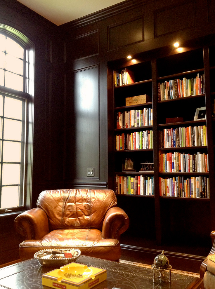 Idéer för att renovera ett stort vintage arbetsrum, med ett bibliotek, bruna väggar, mellanmörkt trägolv och brunt golv